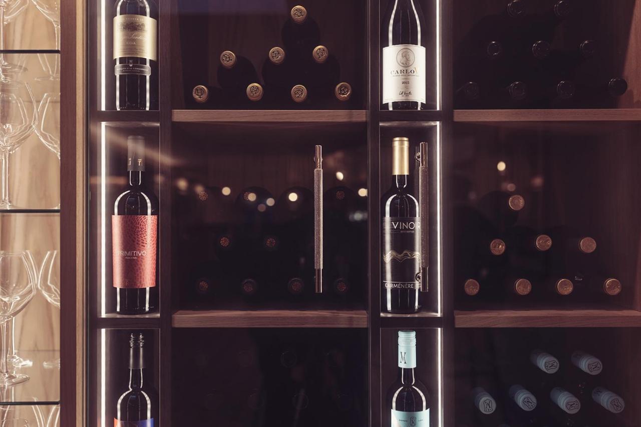 Longlands Inn & Cottages カーンフォース エクステリア 写真 Wine bottles in a wine rack