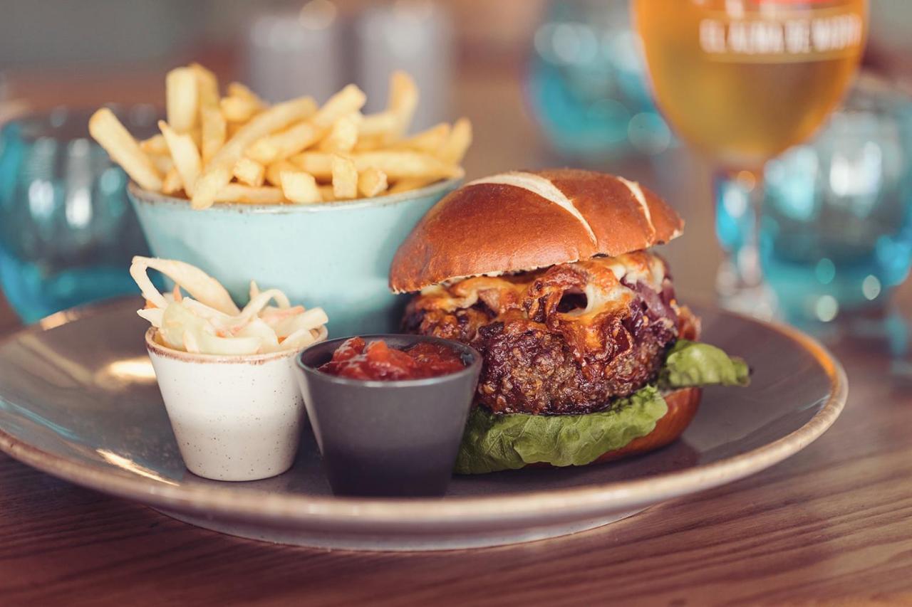 Longlands Inn & Cottages カーンフォース エクステリア 写真 A burger at the restaurant