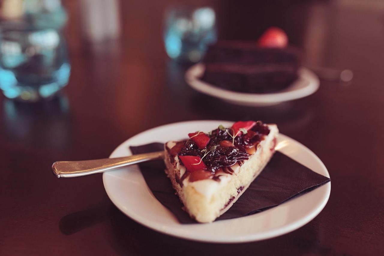 Longlands Inn & Cottages カーンフォース エクステリア 写真 A slice of strawberry shortcake