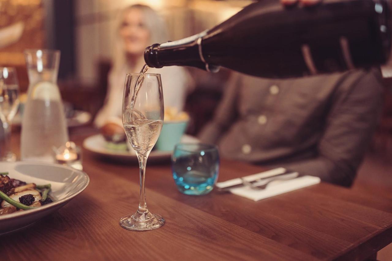 Longlands Inn & Cottages カーンフォース エクステリア 写真 Champagne being poured