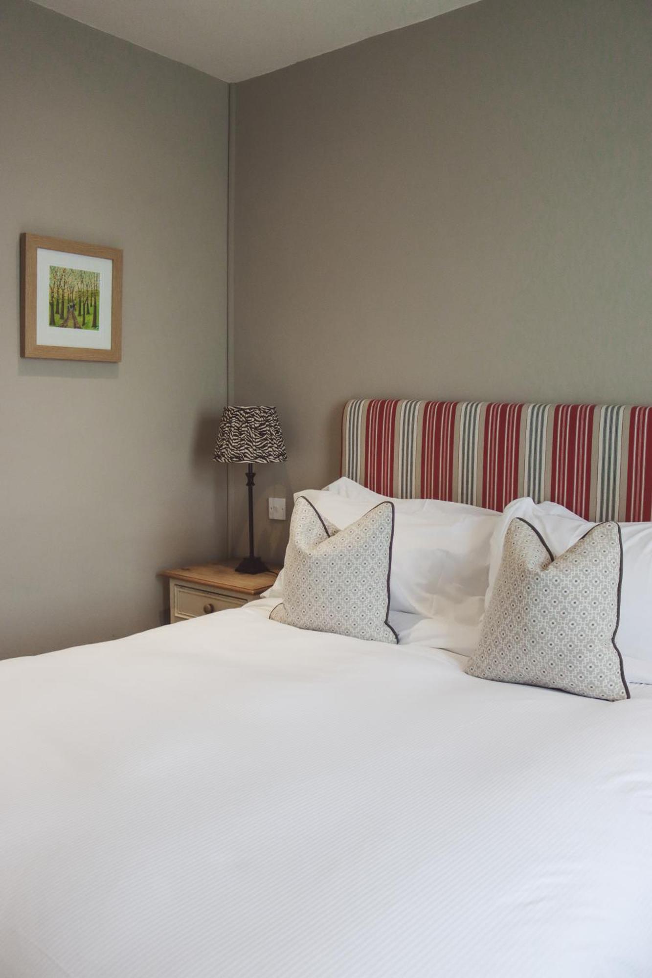 Longlands Inn & Cottages カーンフォース エクステリア 写真 A bedroom at The Old Inn