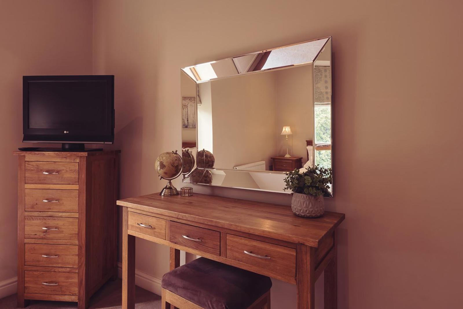 Longlands Inn & Cottages カーンフォース エクステリア 写真 A dressing table with a mirror