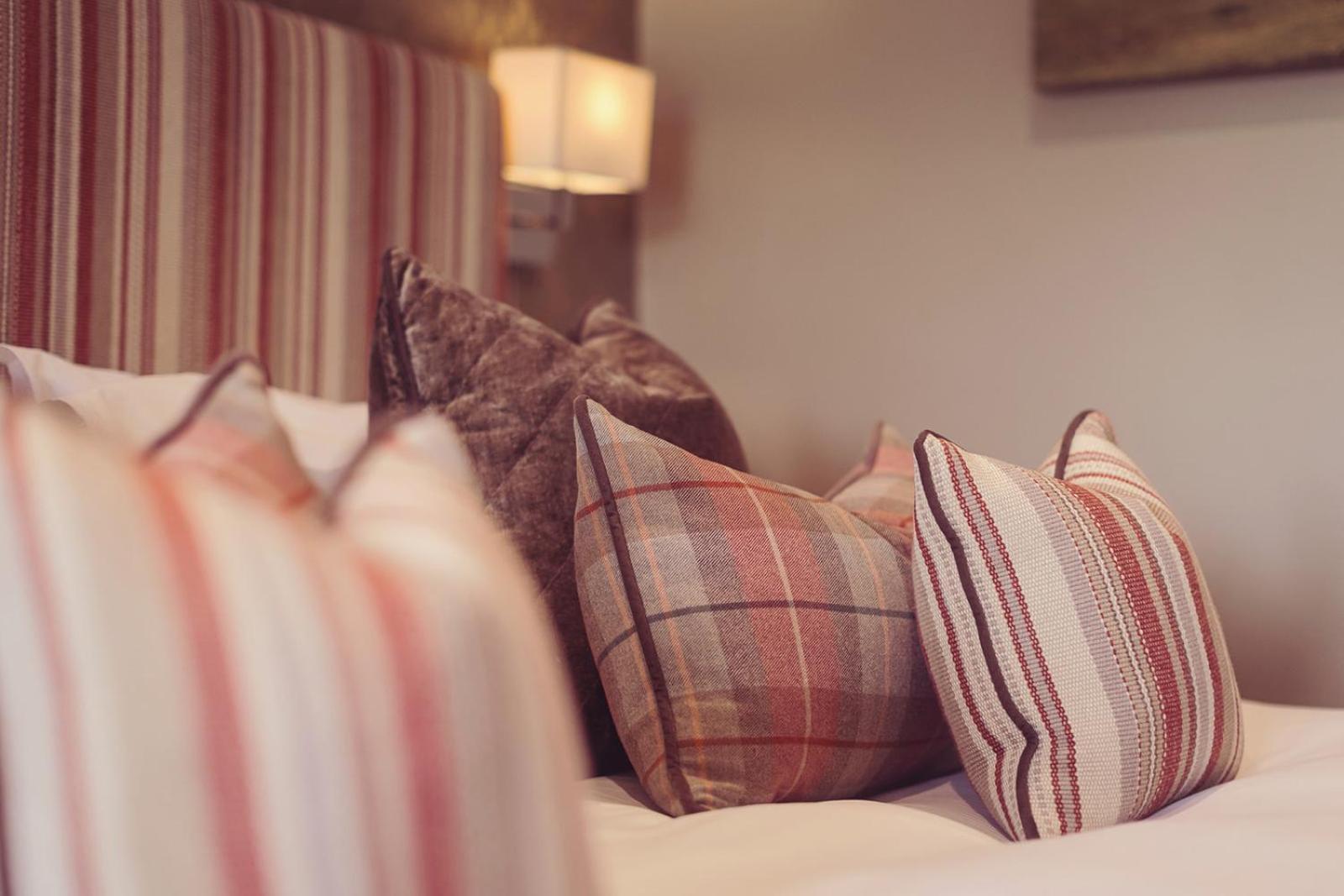 Longlands Inn & Cottages カーンフォース エクステリア 写真 Cushions on a bed
