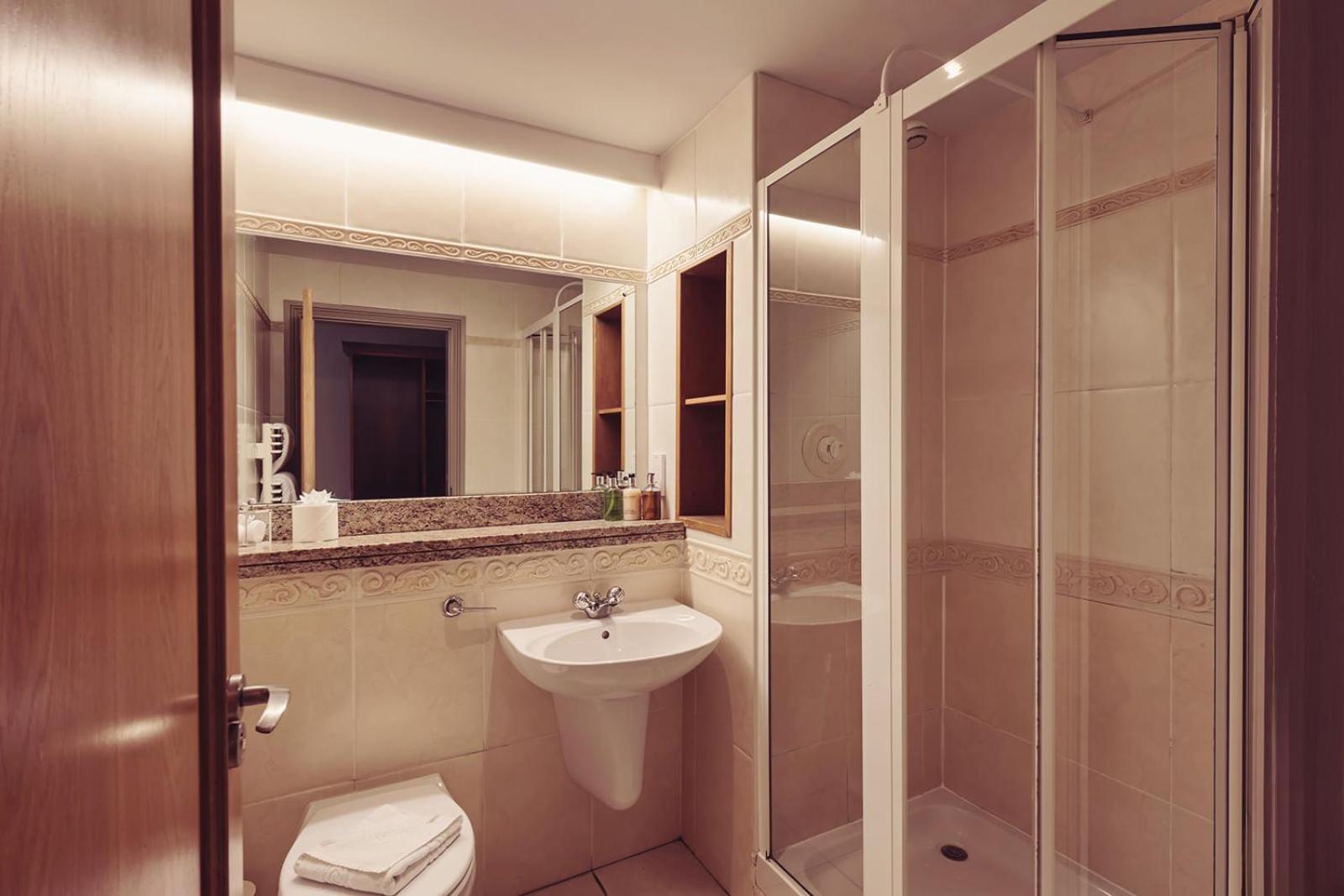 Longlands Inn & Cottages カーンフォース エクステリア 写真 A typical bathroom in a hotel