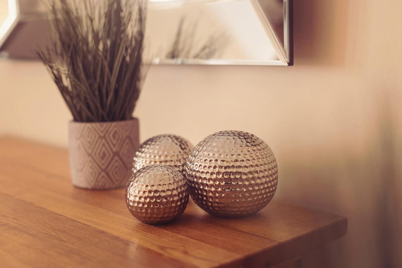 Longlands Inn & Cottages カーンフォース エクステリア 写真 Orbs on a table