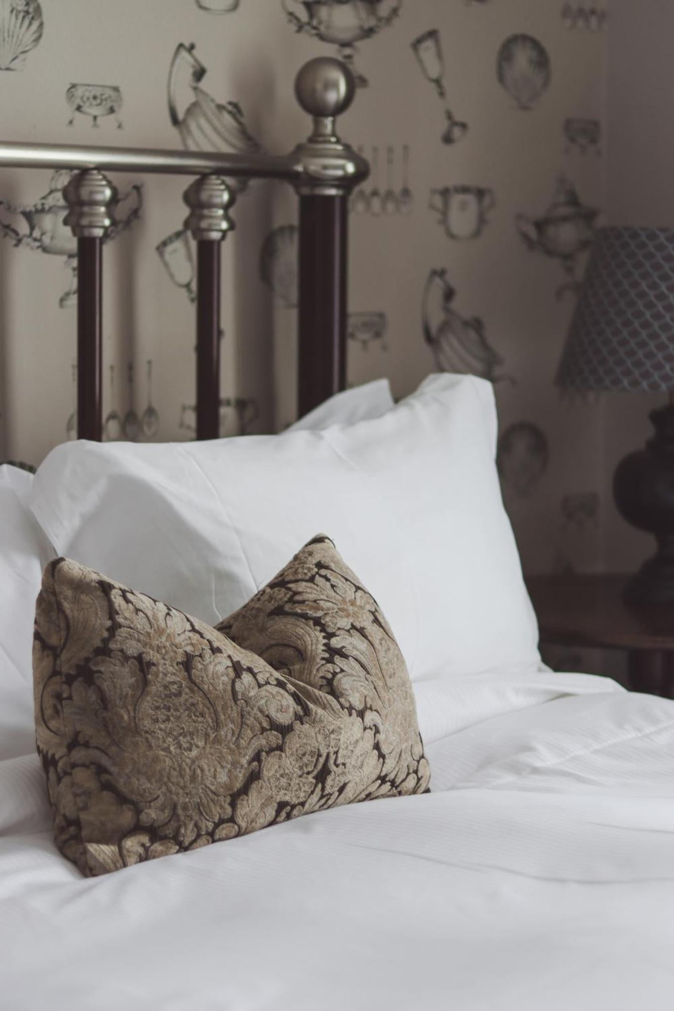 Longlands Inn & Cottages カーンフォース エクステリア 写真 A bed with pillows