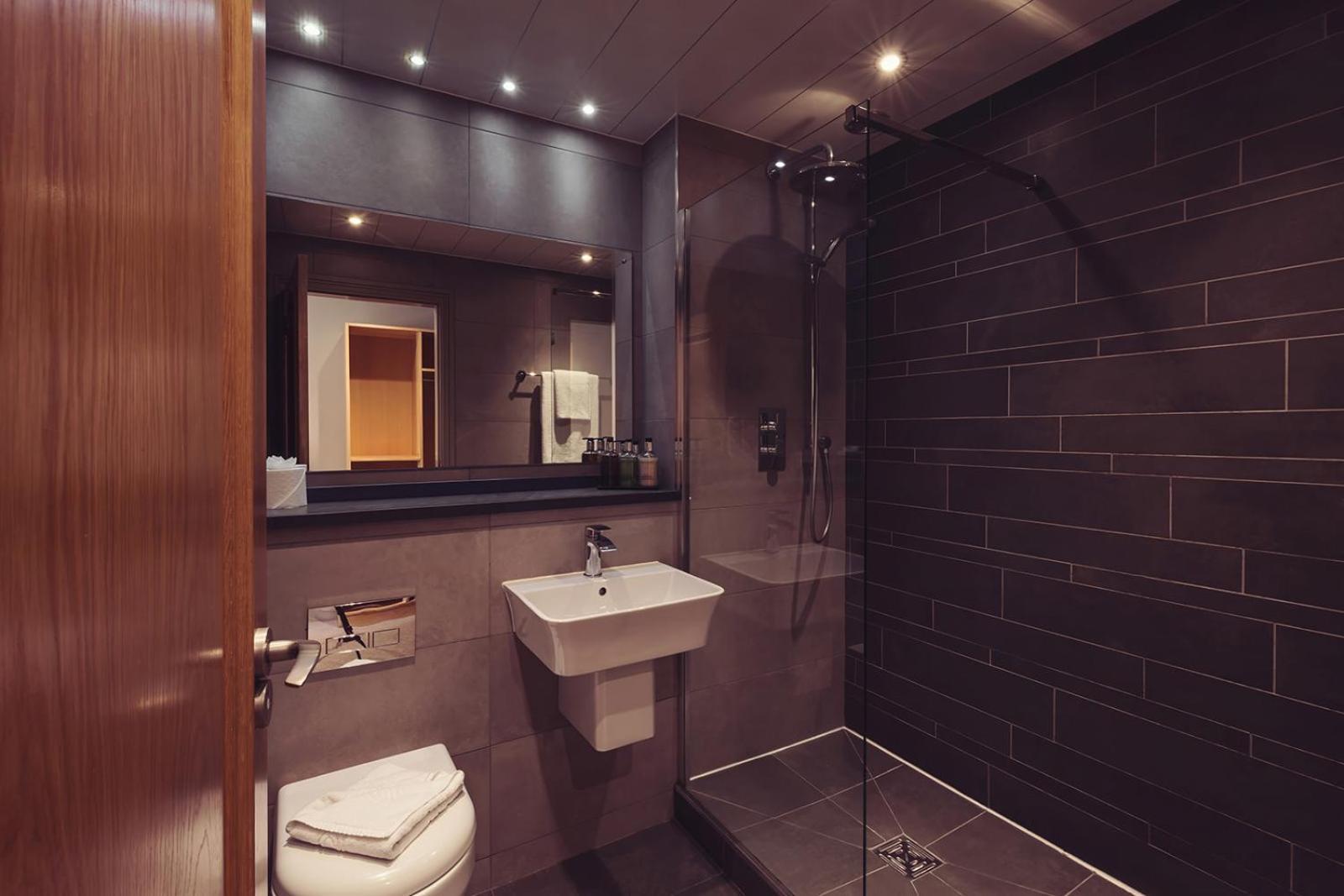 Longlands Inn & Cottages カーンフォース エクステリア 写真 A wet room