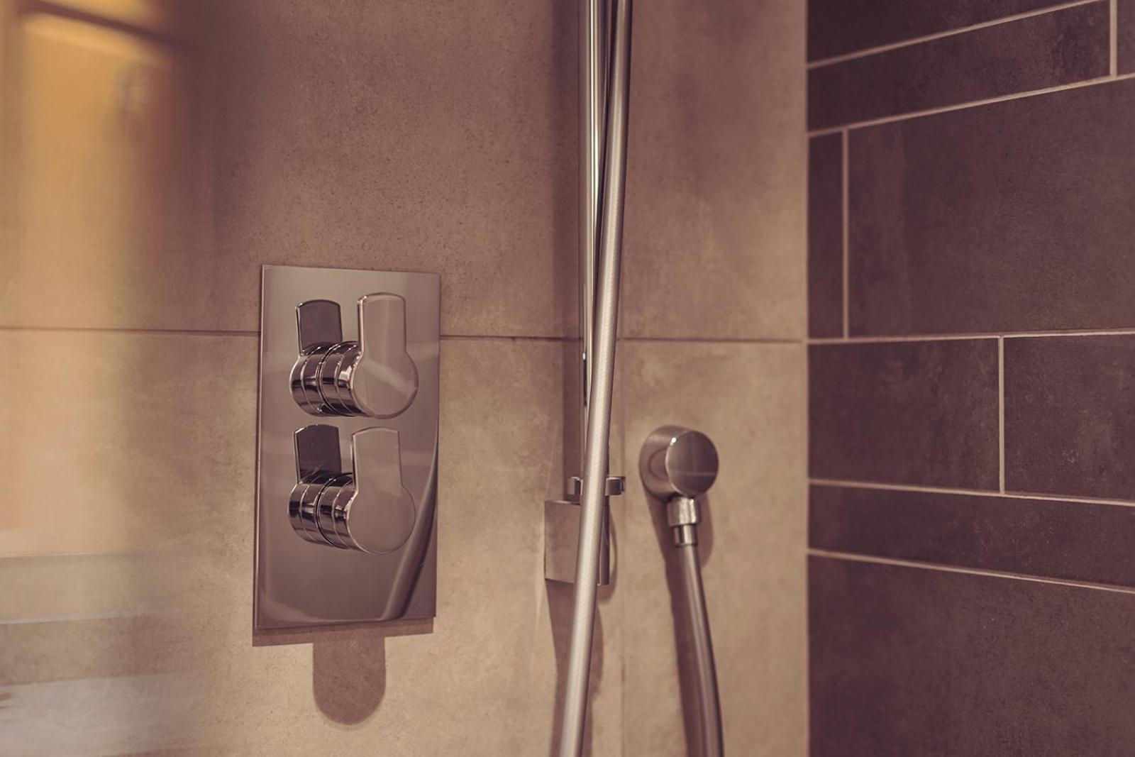 Longlands Inn & Cottages カーンフォース エクステリア 写真 A shower