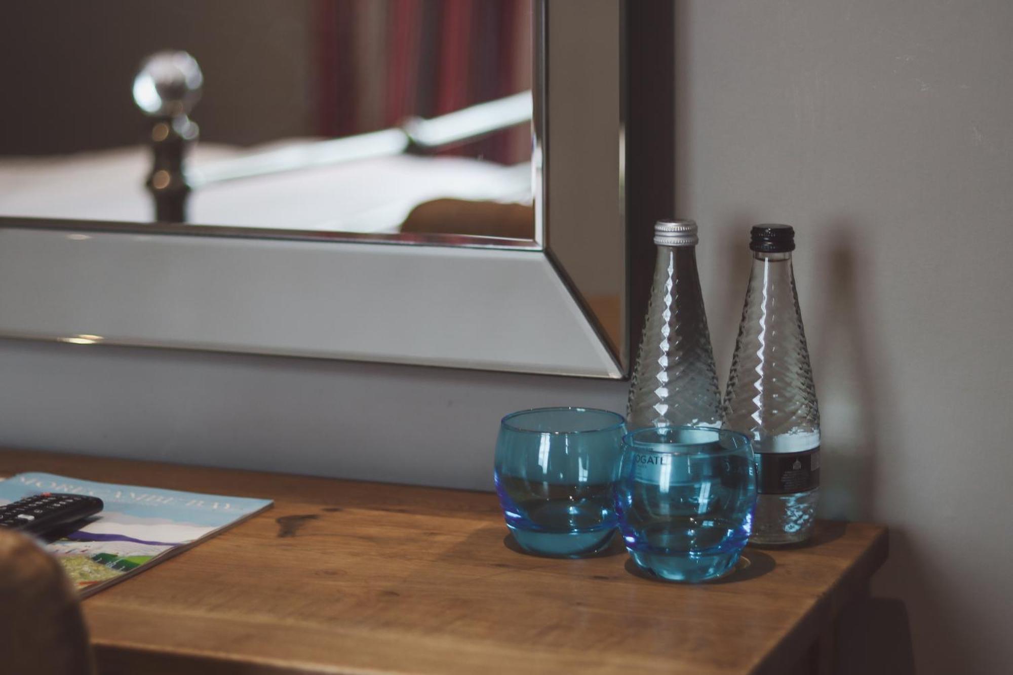 Longlands Inn & Cottages カーンフォース エクステリア 写真 Bottled water in a hotel room