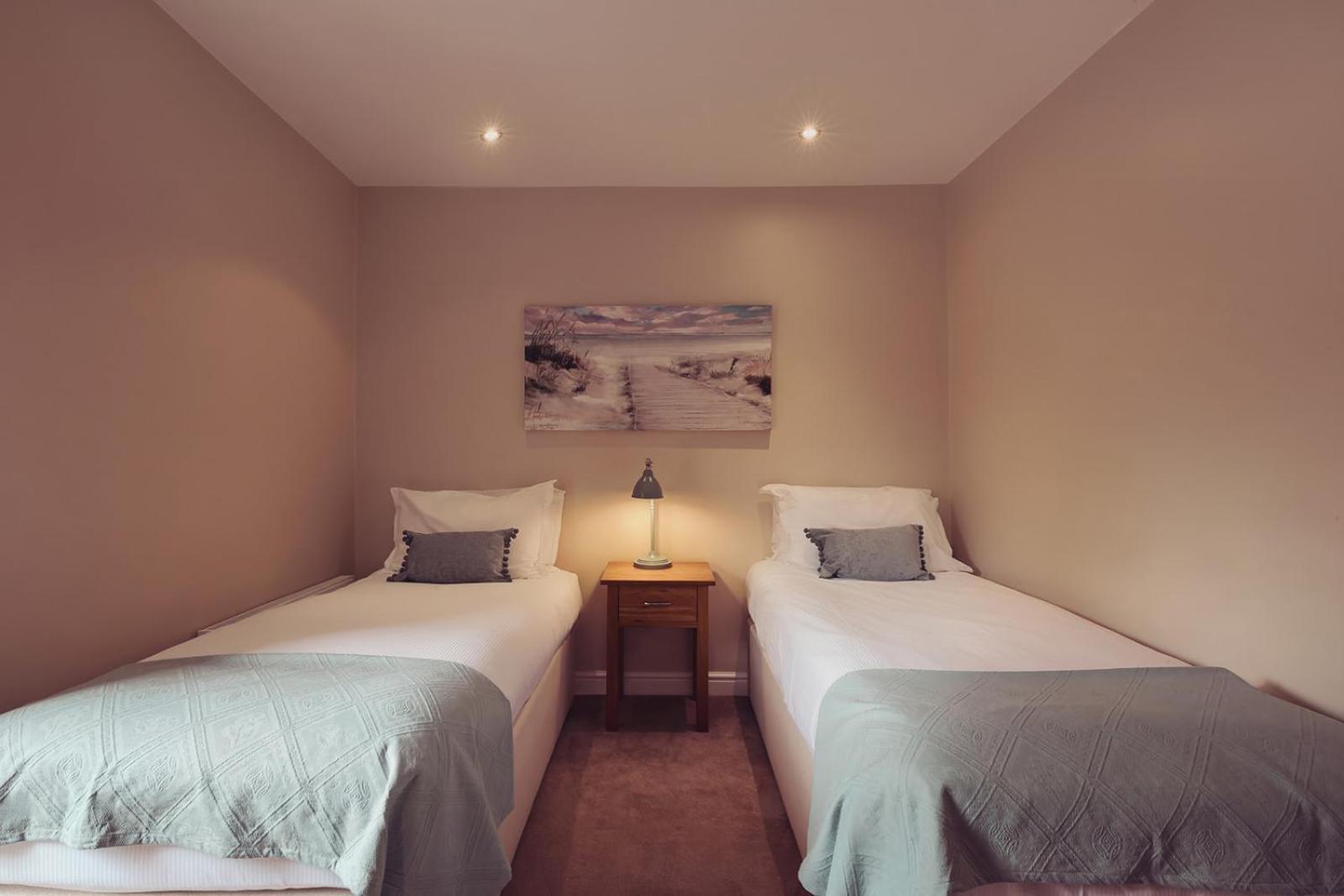 Longlands Inn & Cottages カーンフォース エクステリア 写真 A twin bedroom