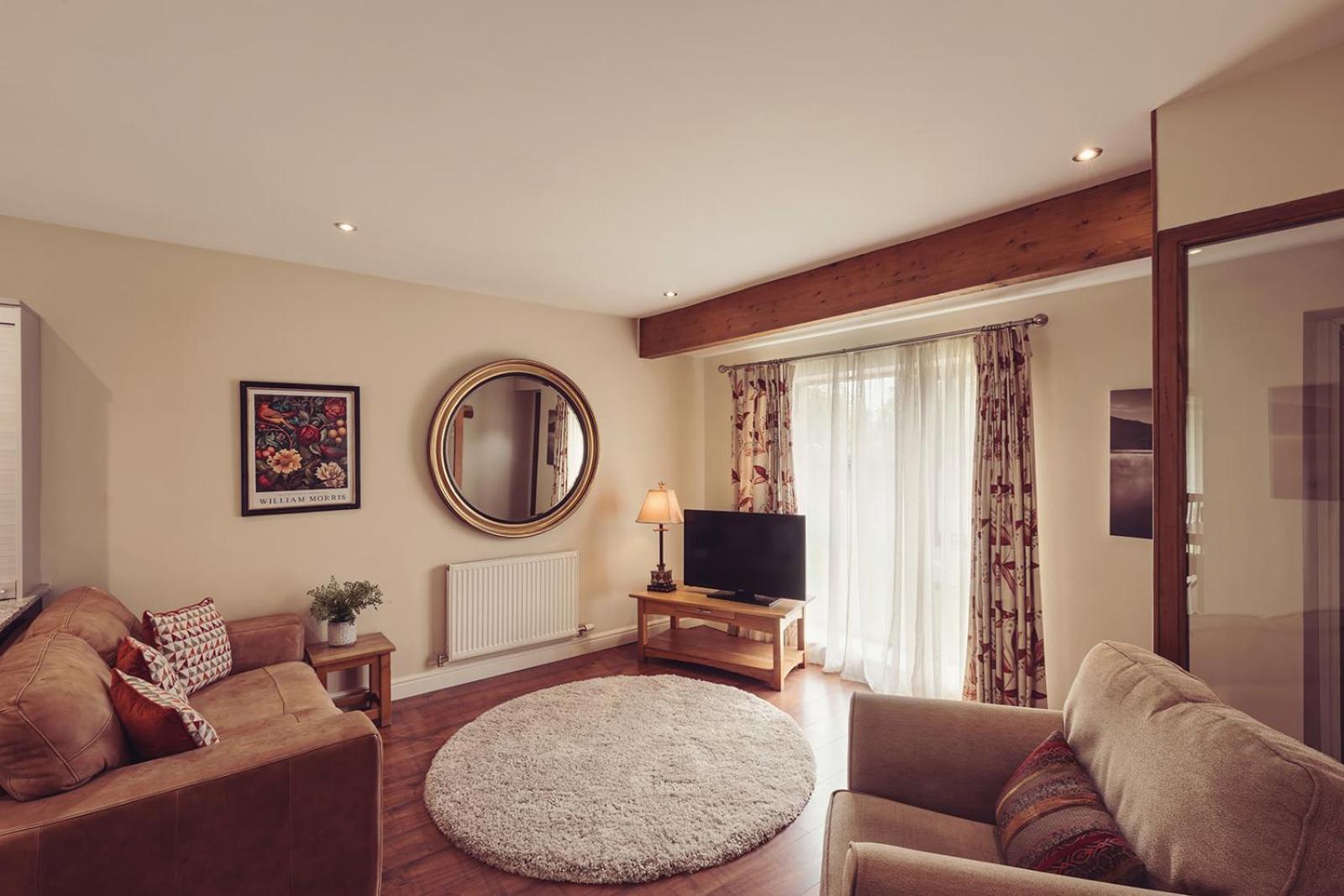 Longlands Inn & Cottages カーンフォース エクステリア 写真 A living room in a typical apartment
