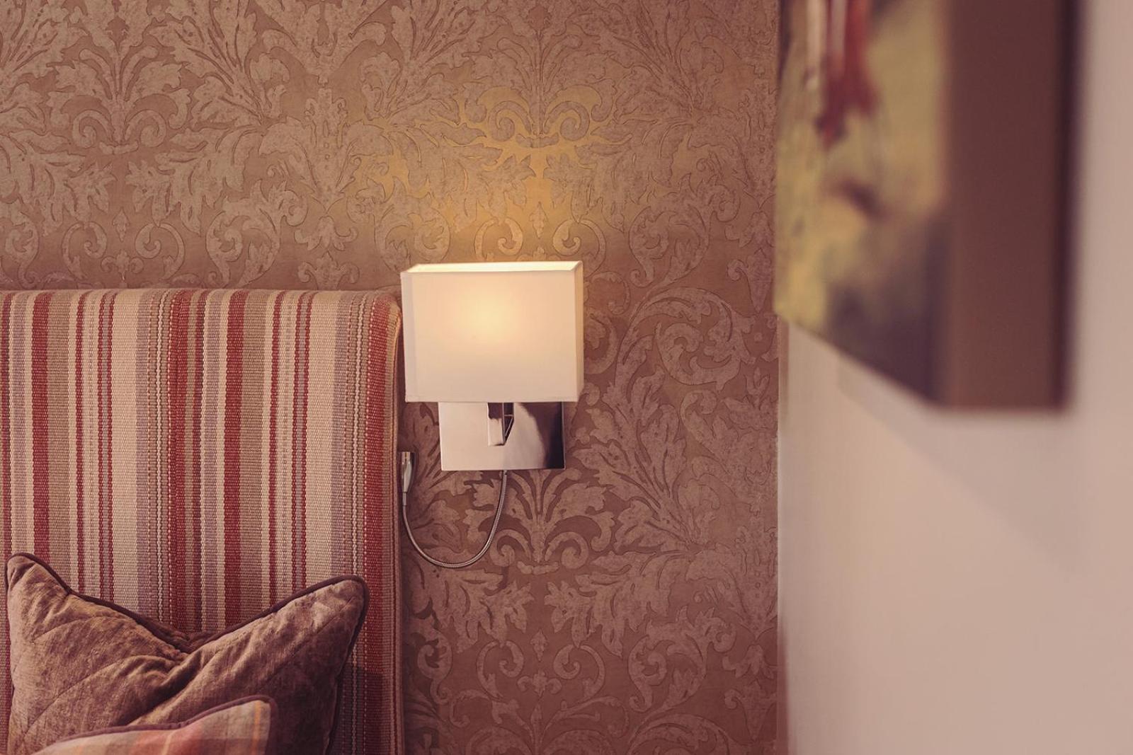 Longlands Inn & Cottages カーンフォース エクステリア 写真 A wall light